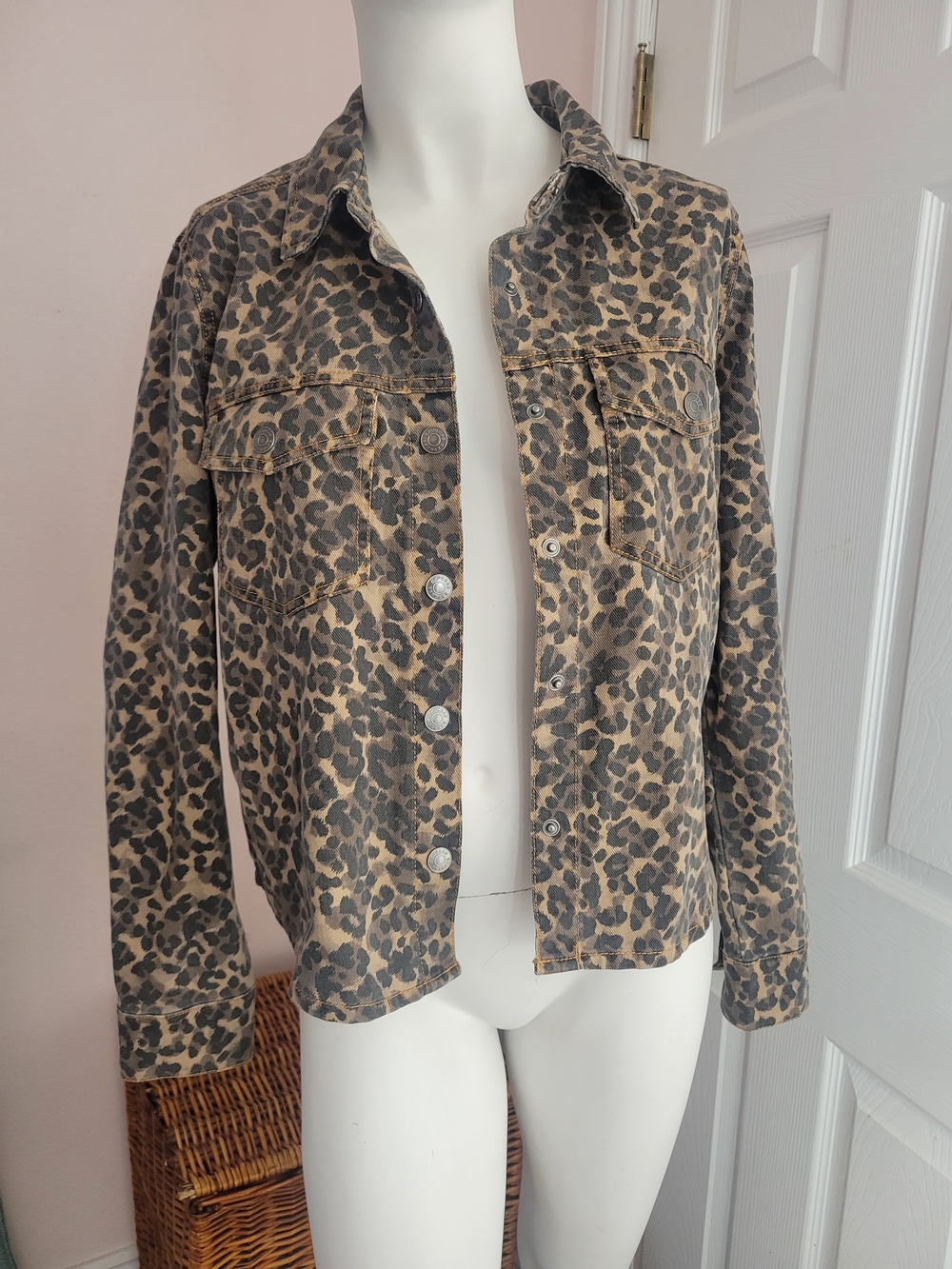 Express Leopard Print Denim Jacket Button Up Size S Small Animal Print Tan Gray* - Picture 2 of 8